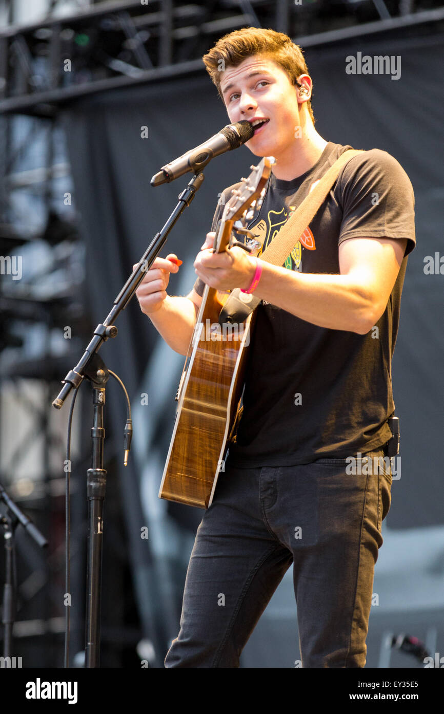 Shawn Mendes performing live with guitar 2015