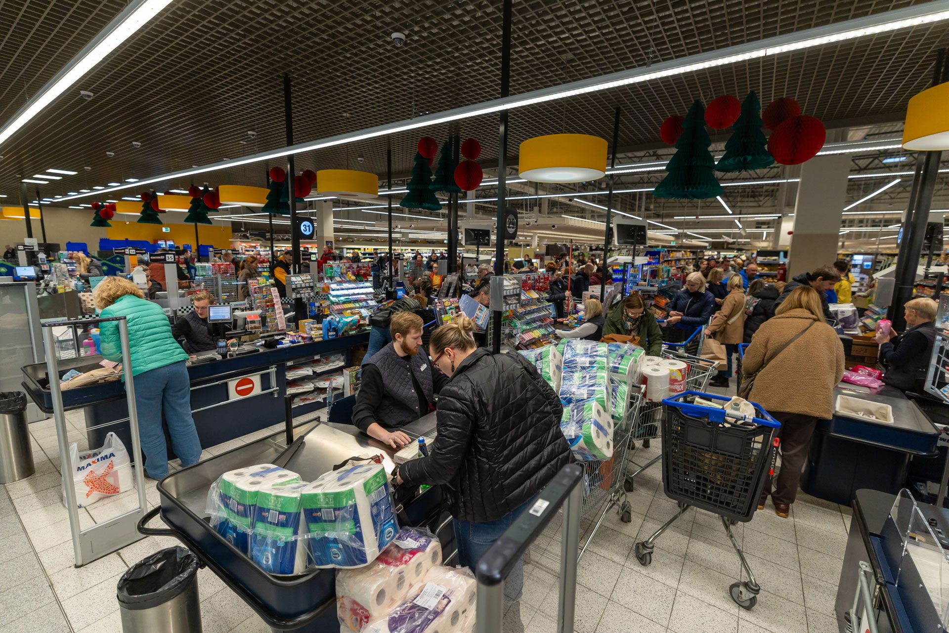 Maxima Akropolis Vilnius interior wide shot